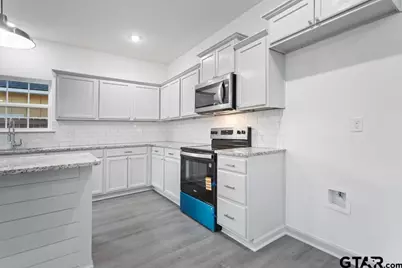 214 W Hurley Ave, Gladewater, TX 75647 - Photo 11