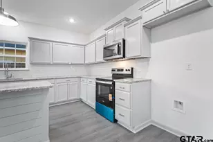 214 W Hurley Ave, Gladewater, TX 75647 - Photo 11