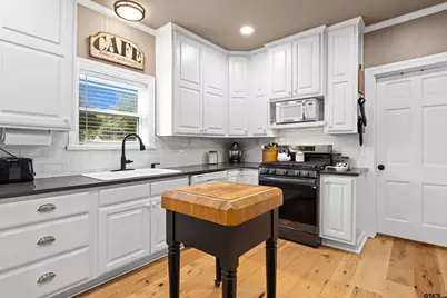 918 N Montgomery St, Gilmer, TX 75644 - Photo 9