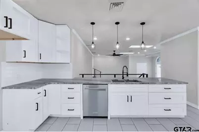 2425 Oak Ln, Tyler, TX 75701 - Photo 13