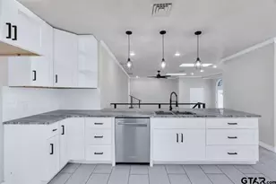 2425 Oak Ln, Tyler, TX 75701 - Photo 13