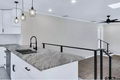 2425 Oak Ln, Tyler, TX 75701 - Photo 15