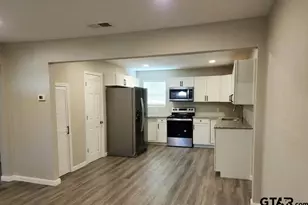 402 W Carolina St, Palestine, TX 75803 - Photo 3