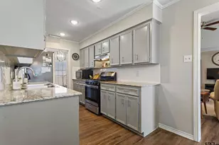 704 Becky Dr, Tyler, TX 75703 - Photo 9