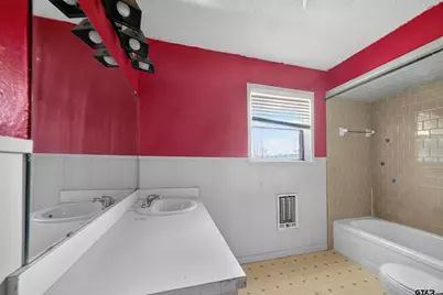 620 N Ravine St, Emory, TX 75440 - Photo 9