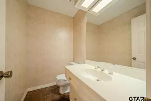 10 Elmwood St, Longview, TX 75604 - Photo 17