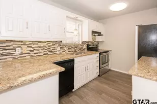 5811 Hollytree, Tyler, TX 75703 - Photo 11