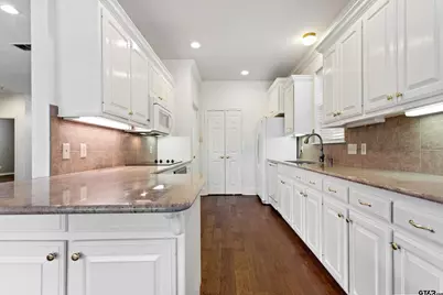 1906 Hollyglen Dr, Tyler, TX 75703 - Photo 17