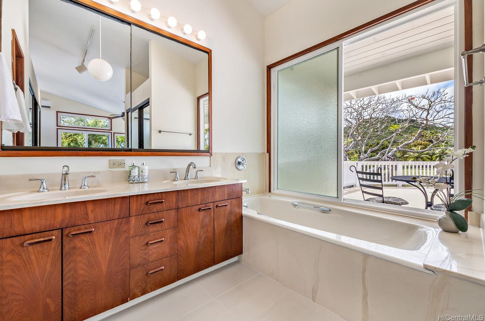 1203 Kainui Dr, Kailua HI  96734-1934 exterior