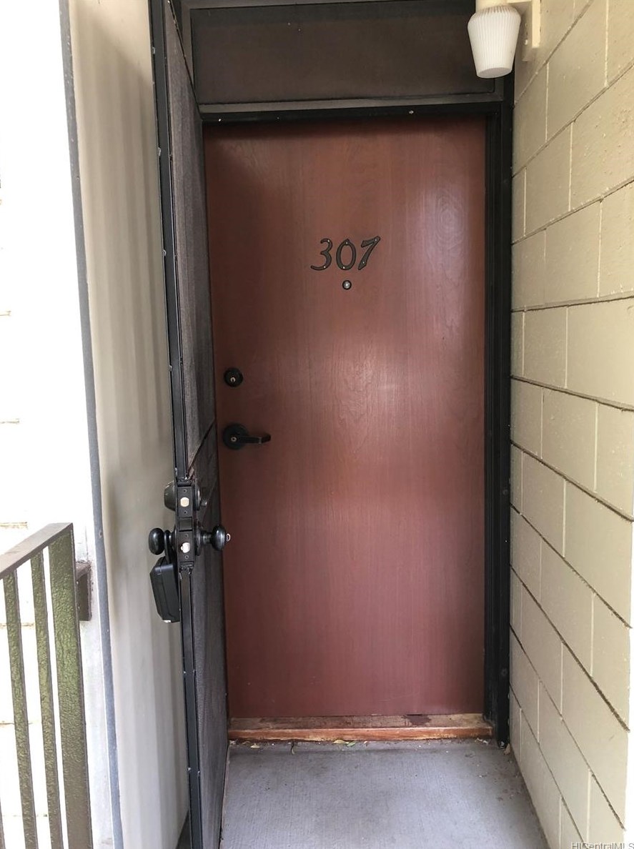 909 Kaheka St, Honolulu HI  96814-2450 exterior