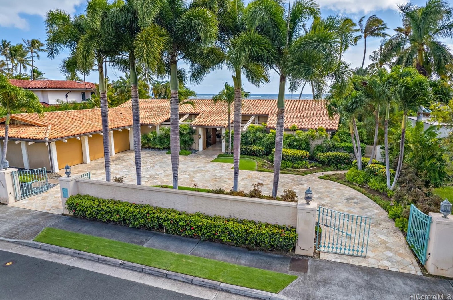 1065 Kaimoku Pl, Honolulu HI  96821-1438 exterior