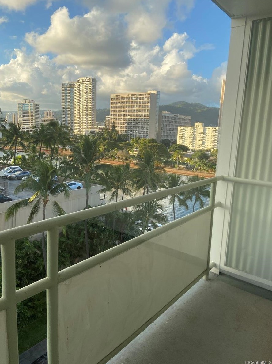 445 Kaiolu St, Honolulu HI  96815-2276 exterior