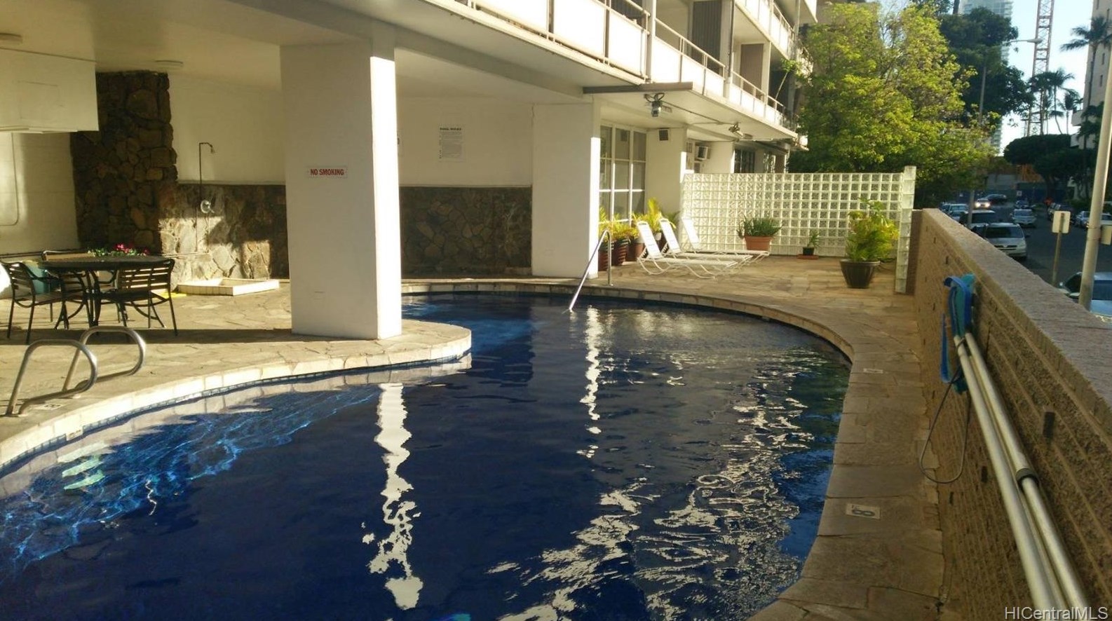 445 Kaiolu St, Honolulu HI 96815-2276 exterior