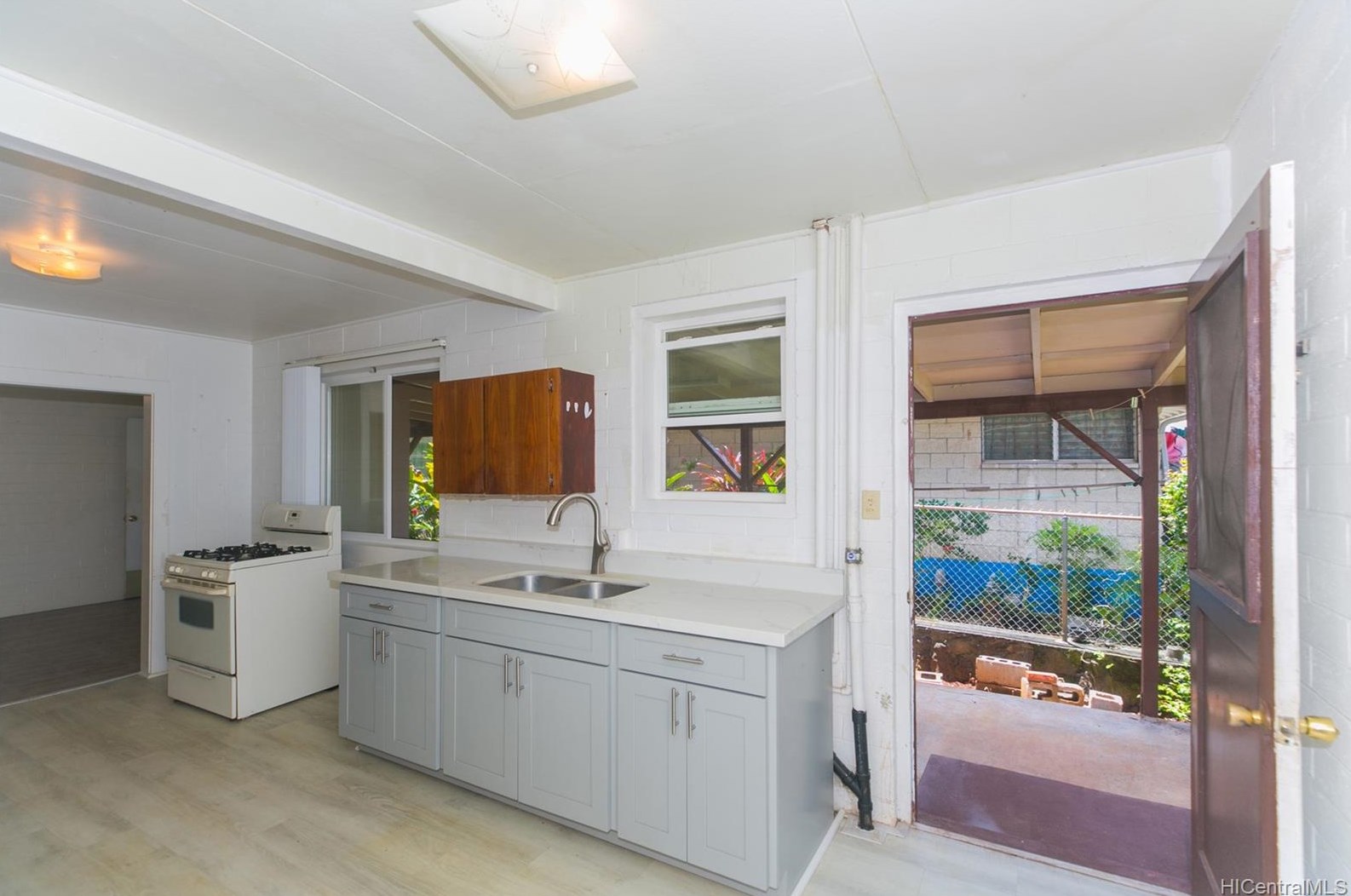 279 Valley Ave, Wahiawa HI  96786-2427 exterior