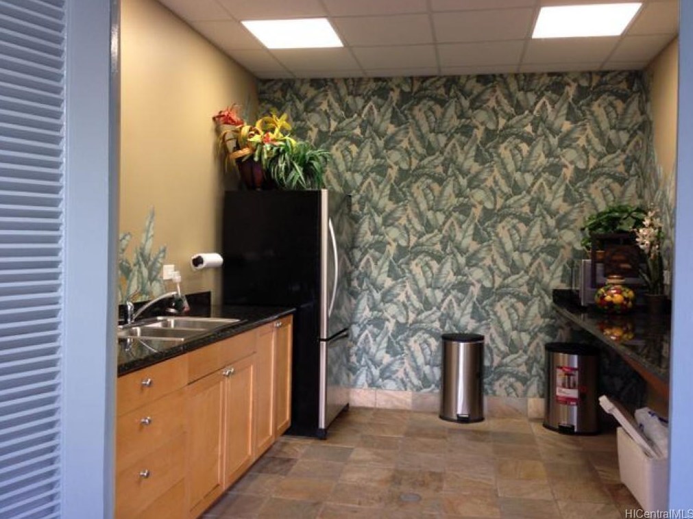 430 Kaiolu St, Honolulu HI 96815-2232 exterior