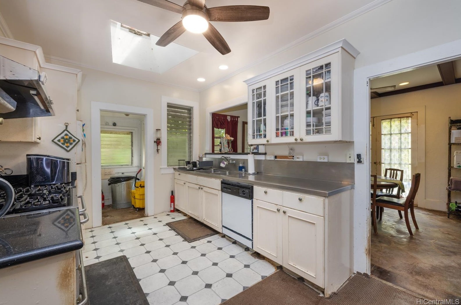 3336 Kahawalu Dr, Honolulu HI  96817-1074 exterior