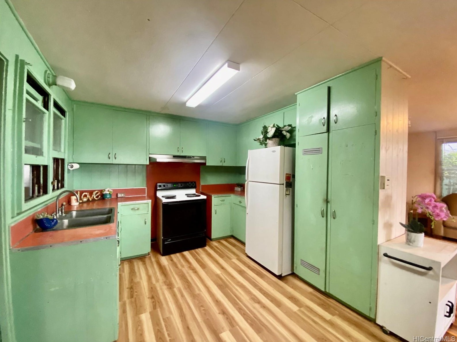 604 Hoomalu St, Pearl City HI 96782-2708 exterior