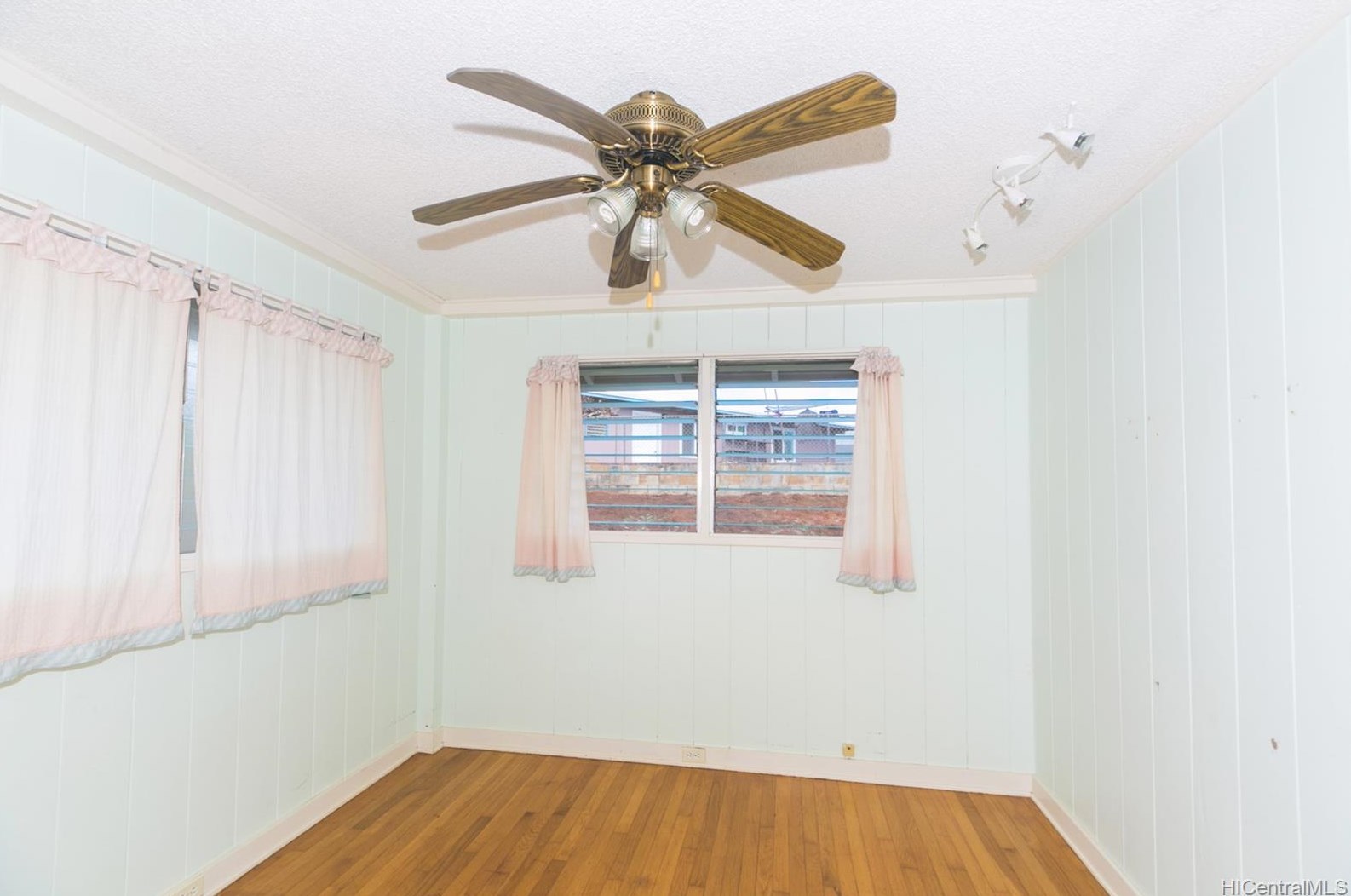 1086 Kaweloka St, Pearl City HI 96782-2082 exterior