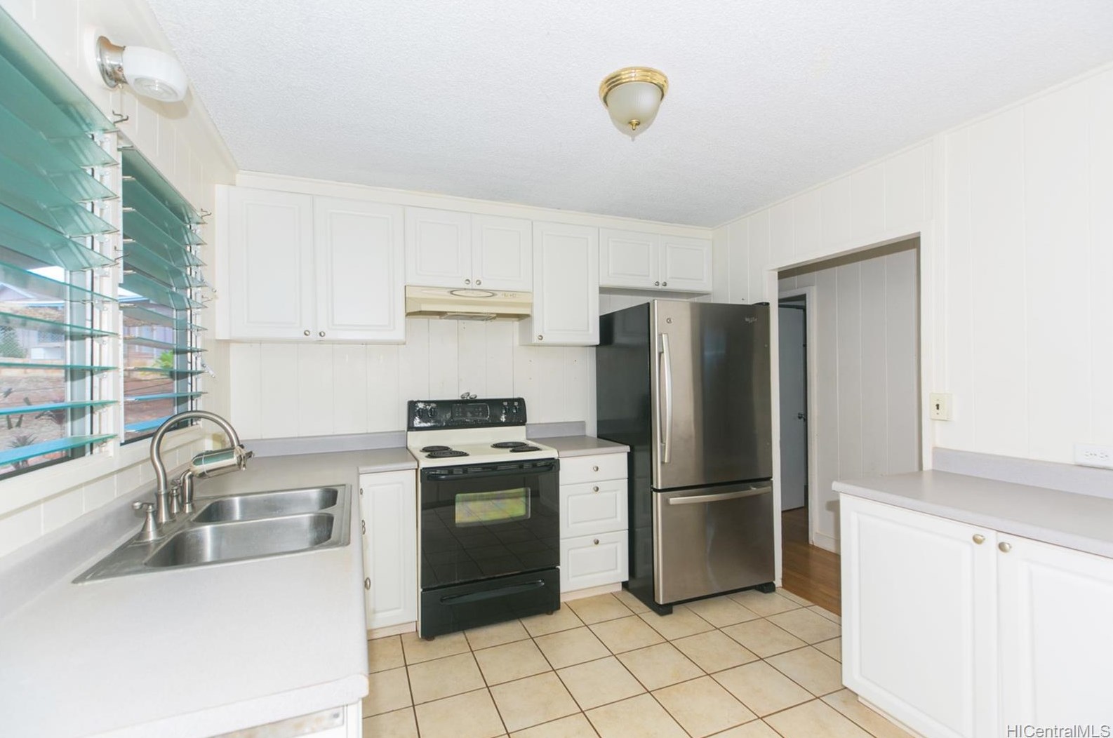 1086 Kaweloka St, Pearl City HI 96782-2082 exterior