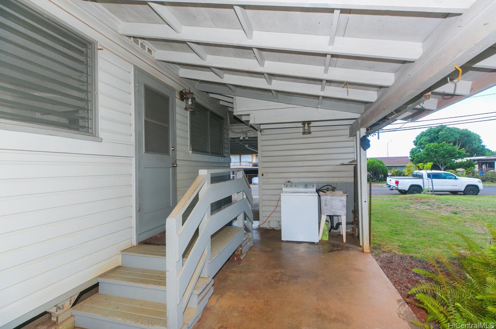 1086 Kaweloka St, Pearl City HI 96782-2082 exterior