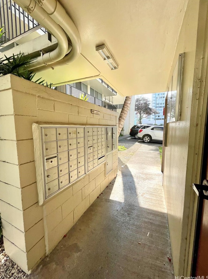 909 Kaheka St, Honolulu HI  96814-2450 exterior