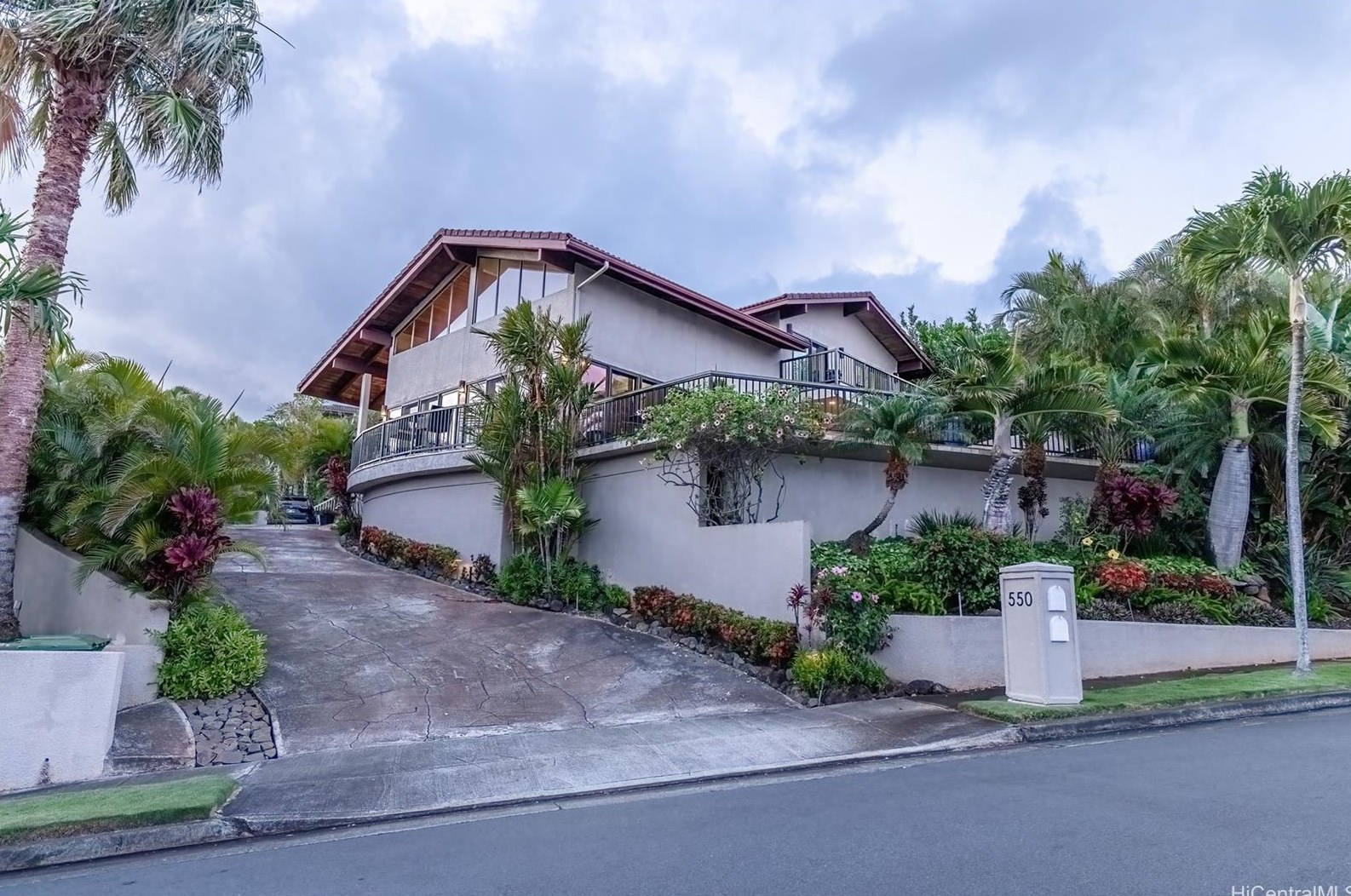 550 Kahiau Loop, Honolulu HI  96821-2538 exterior