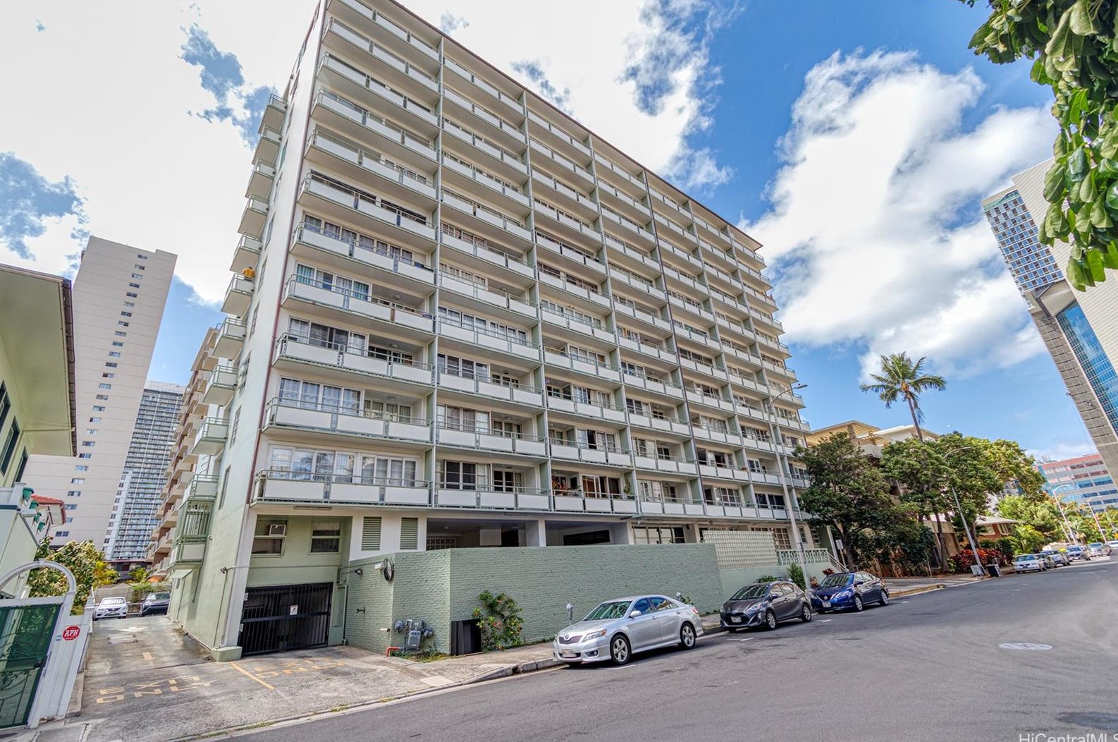 445 Kaiolu St, Honolulu HI 96815-2276 exterior