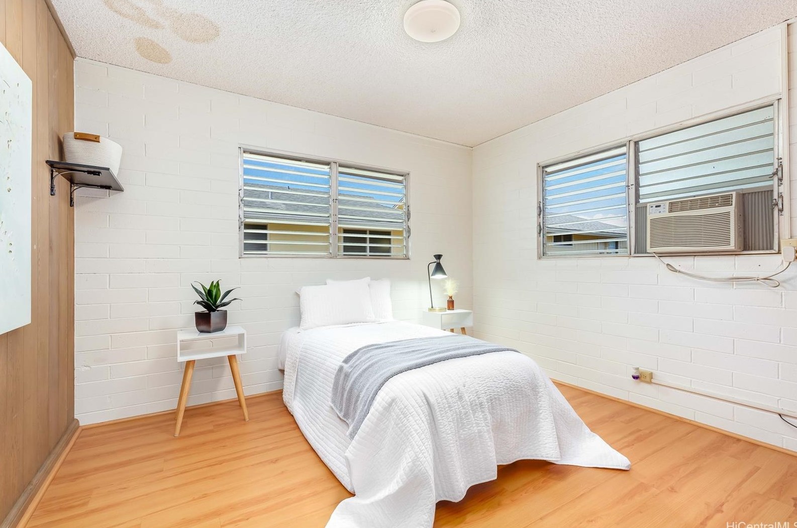 1277 Kaweloka St, Pearl City HI 96782-1940 exterior