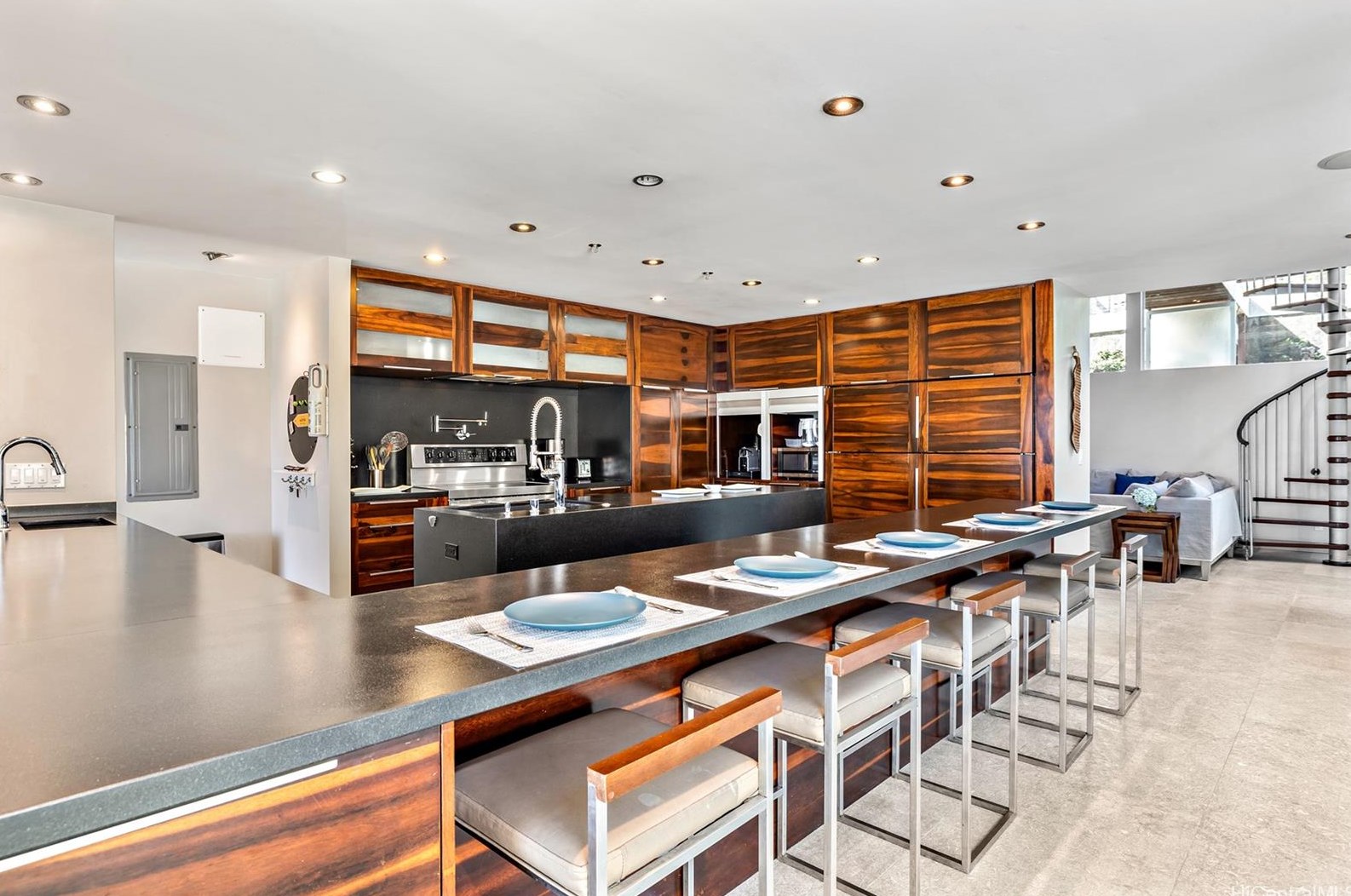 1090 Kahului St, Honolulu HI  96825-2920 exterior
