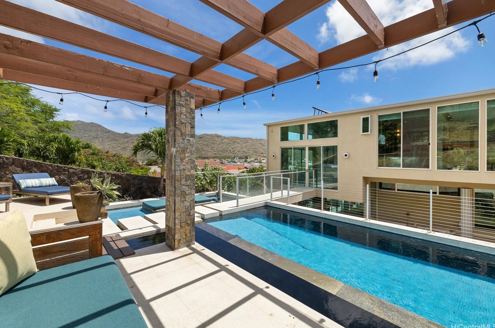 1090 Kahului St, Honolulu HI  96825-2920 exterior