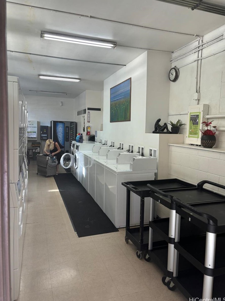 445 Kaiolu St, Honolulu HI 96815-2276 exterior