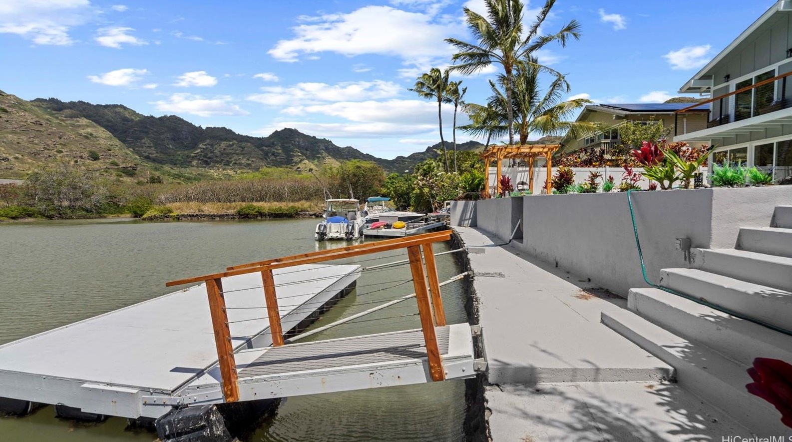 6847 Niumalu Loop, Honolulu HI  96825-1642 exterior