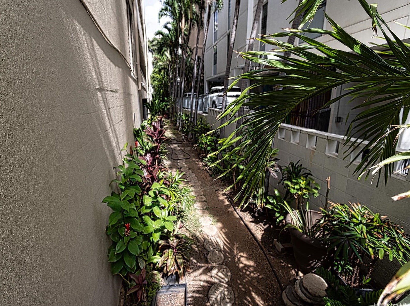 2140 Kuhio Ave, Honolulu HI  96815-2372 exterior