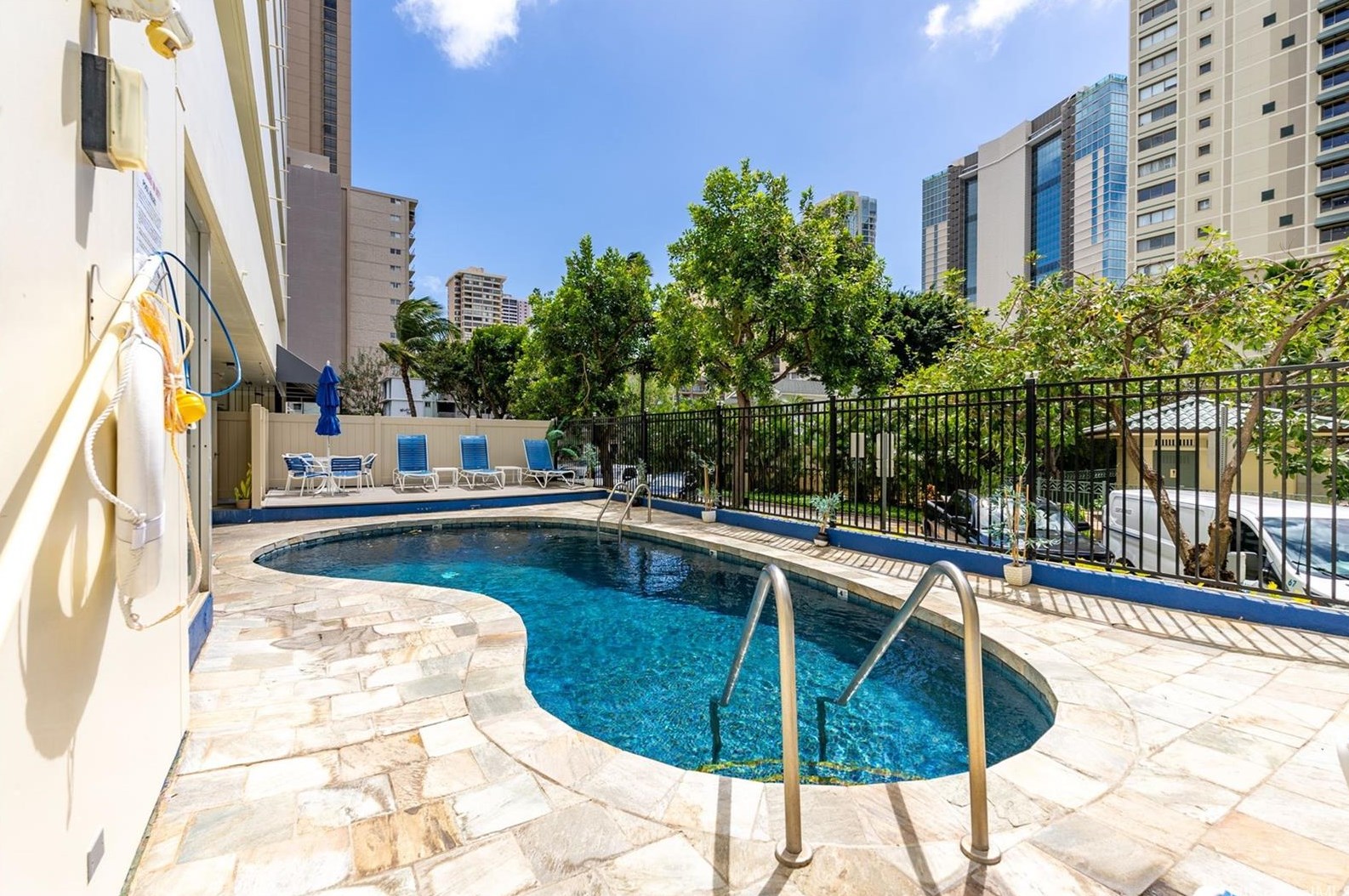 2085 Ala Wai Blvd, Honolulu HI  96815-2149 exterior