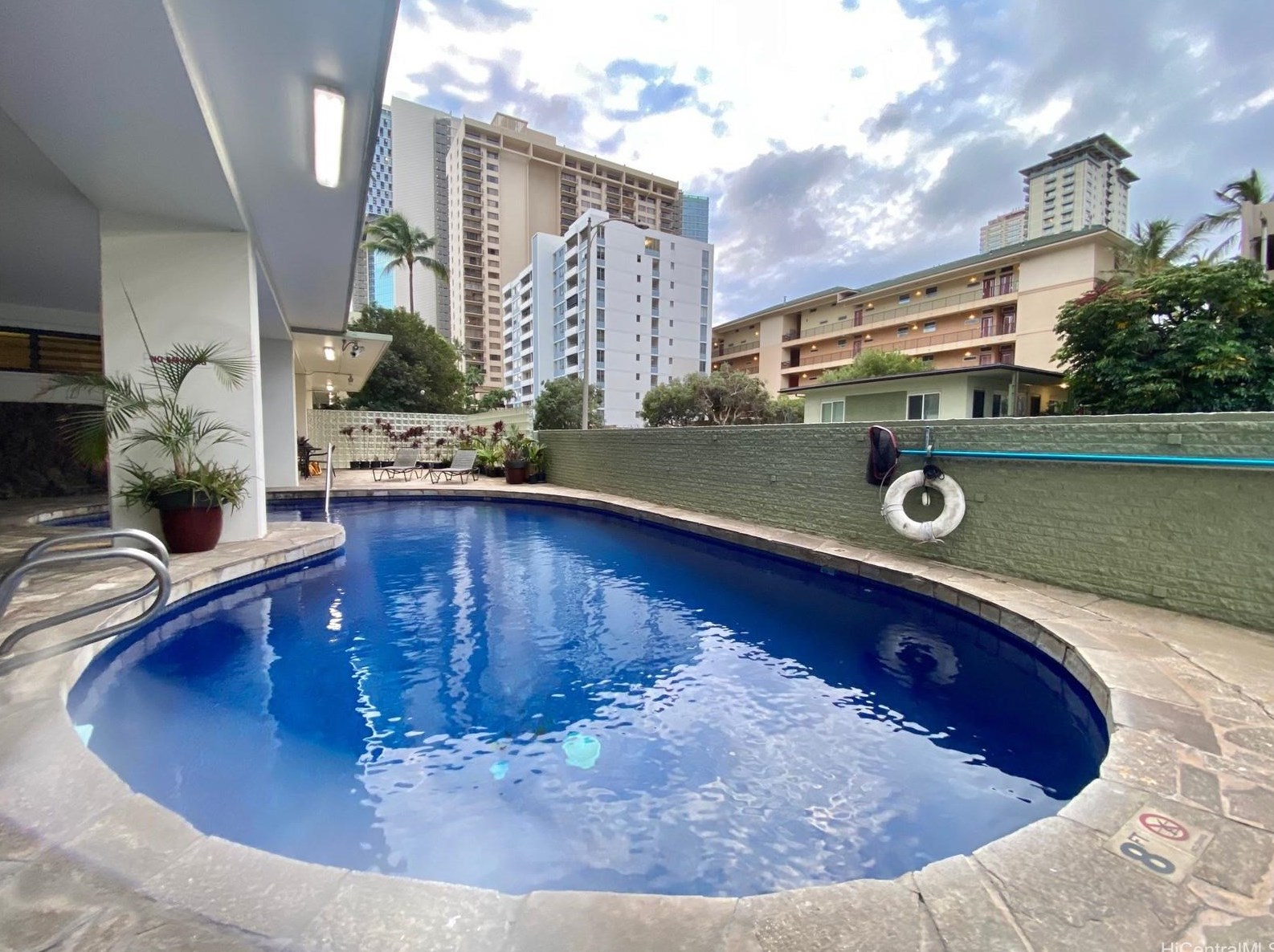 445 Kaiolu St, Honolulu HI 96815-2276 exterior