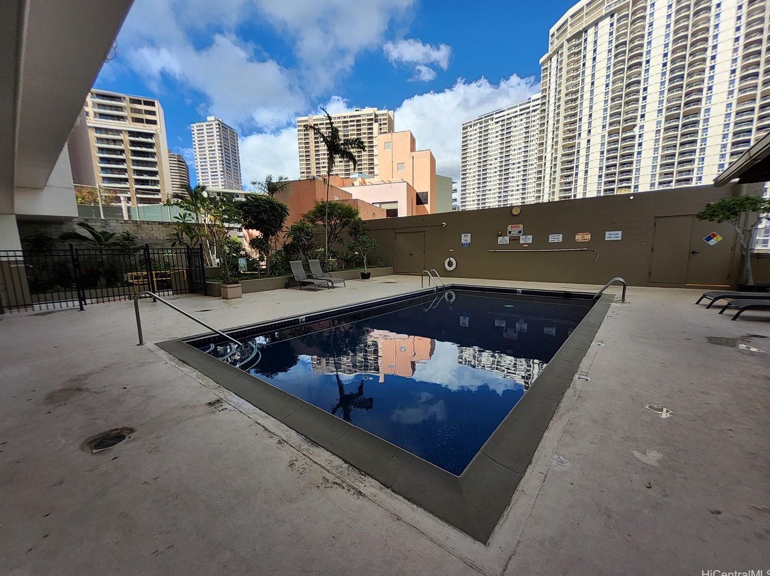 1920 Ala Moana Blvd, Honolulu HI 96815-1865 exterior