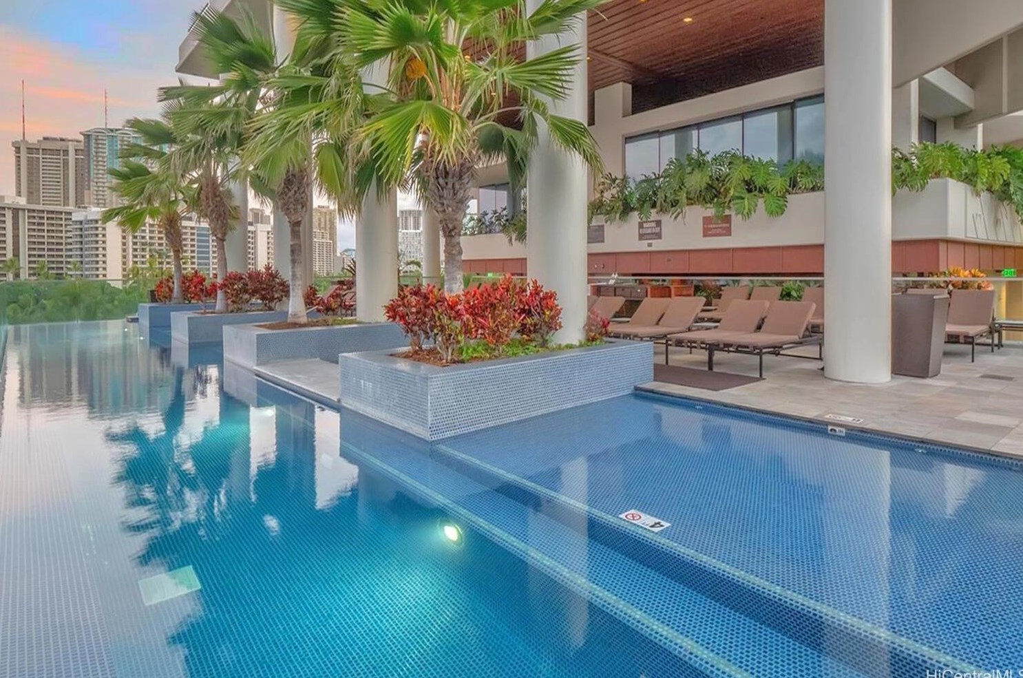 223 Saratoga Rd, Honolulu HI  96815-1942 exterior