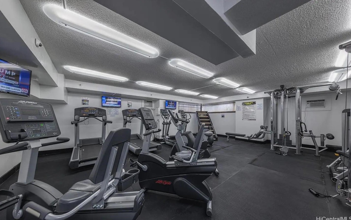 444 Niu St, Honolulu HI 96815-1830 exterior