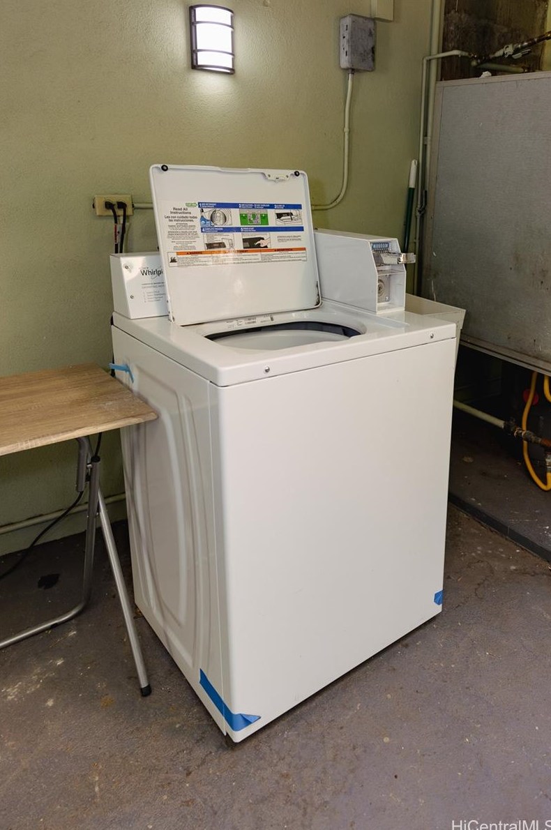 448 Kaiolu St, Honolulu HI 96815-2296 exterior