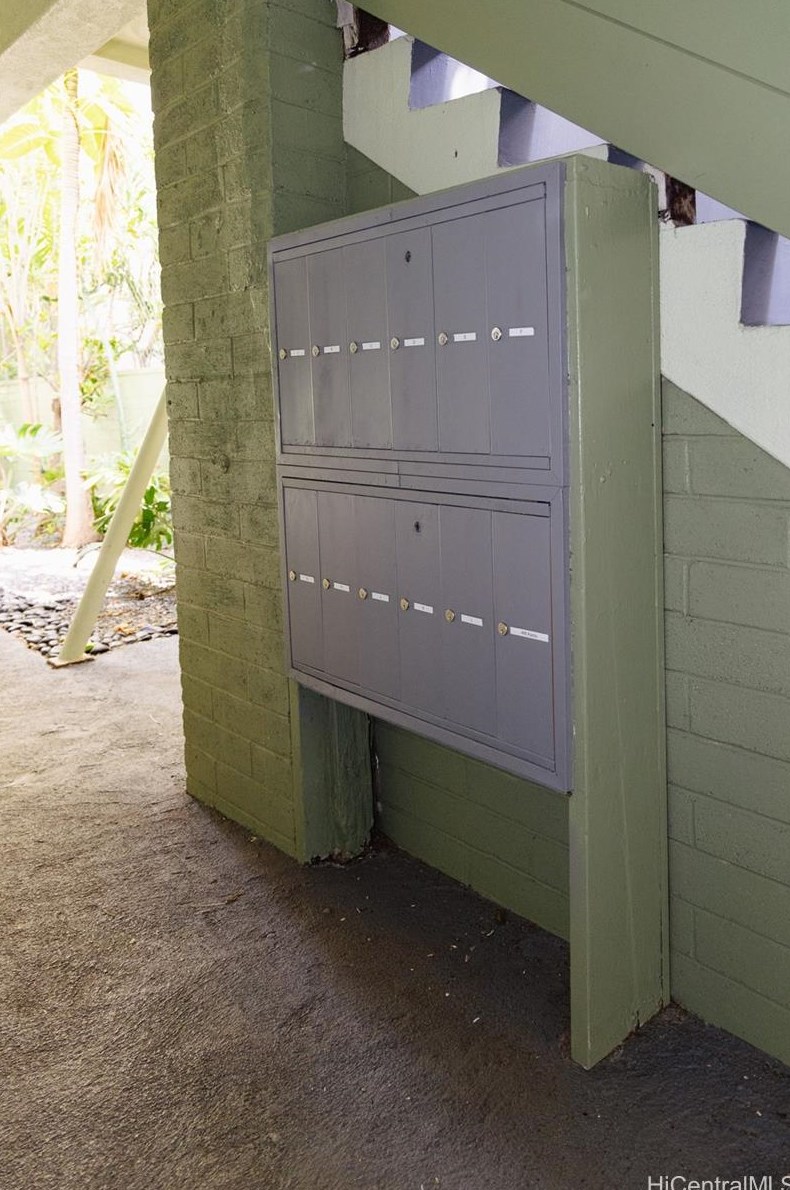 448 Kaiolu St, Honolulu HI 96815-2296 exterior