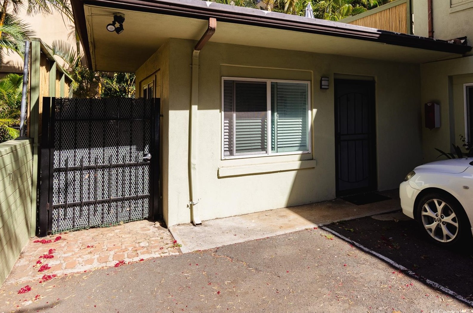 448 Kaiolu St, Honolulu HI 96815-2296 exterior