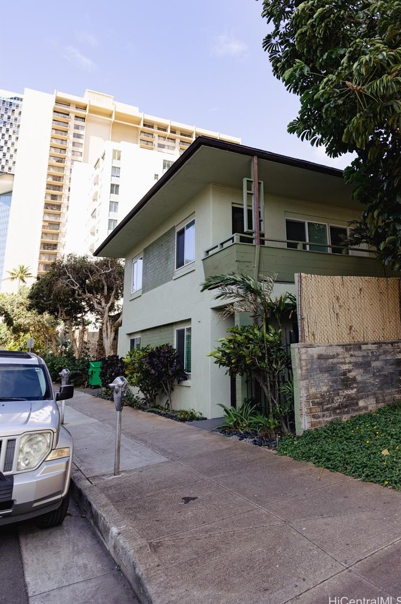 448 Kaiolu St, Honolulu HI 96815-2296 exterior