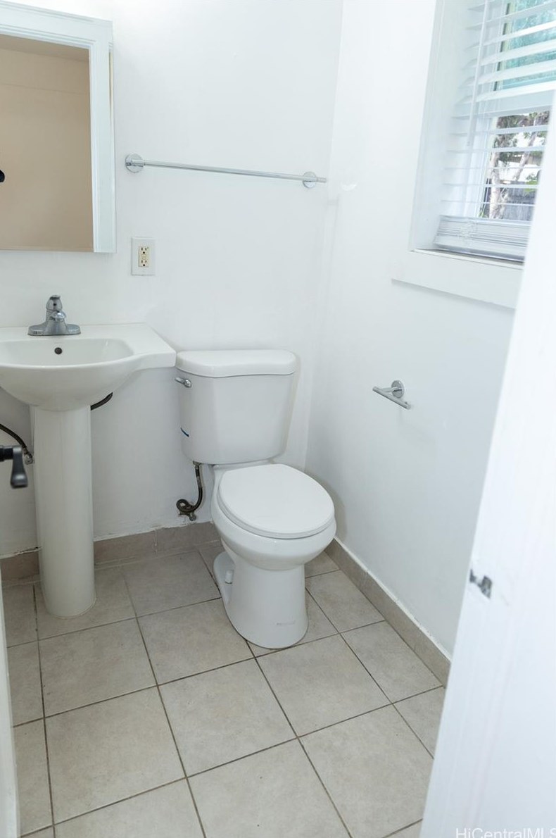 448 Kaiolu St, Honolulu HI 96815-2296 exterior