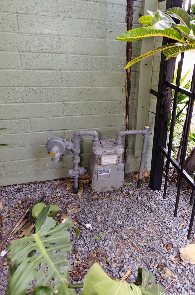 448 Kaiolu St, Honolulu HI 96815-2296 exterior