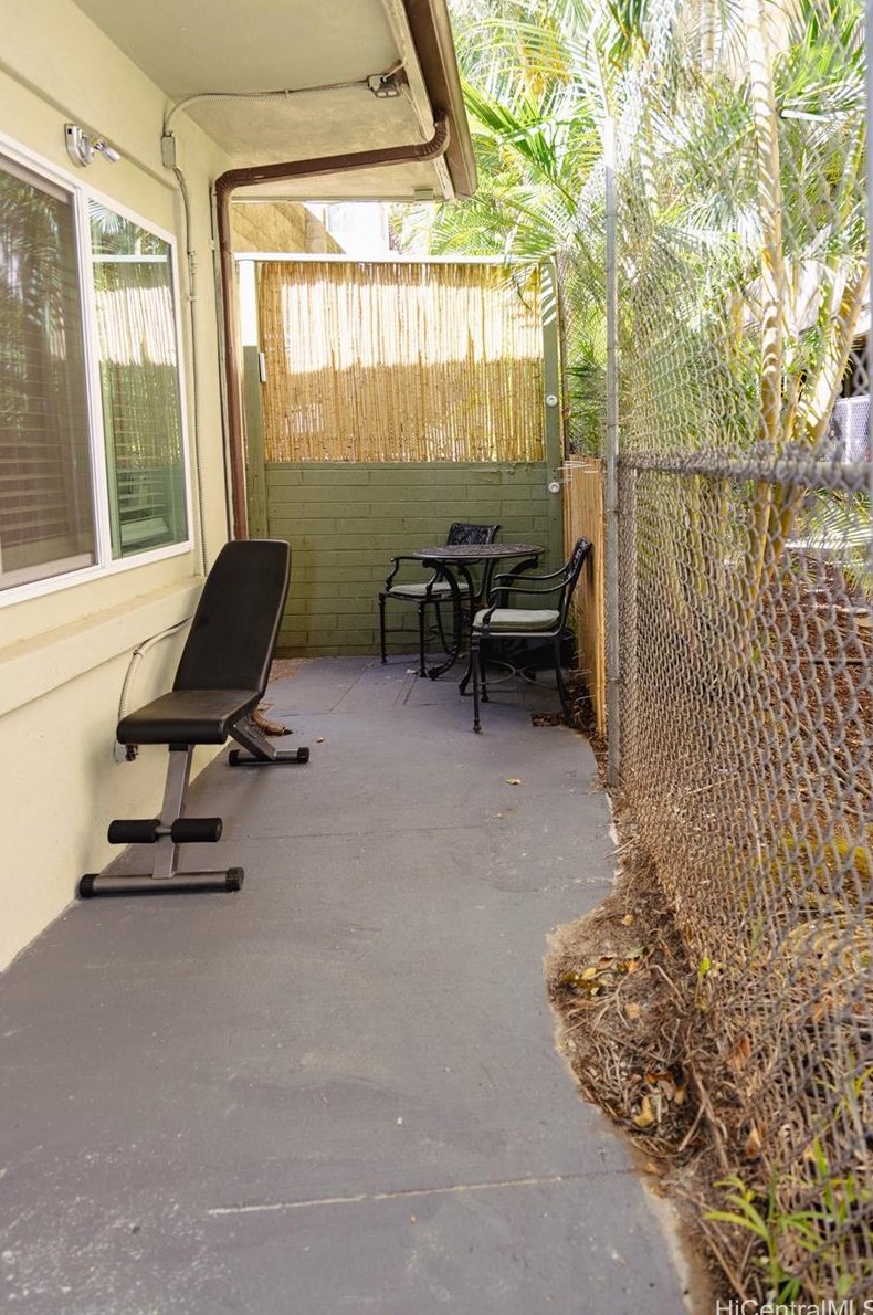 448 Kaiolu St, Honolulu HI 96815-2296 exterior