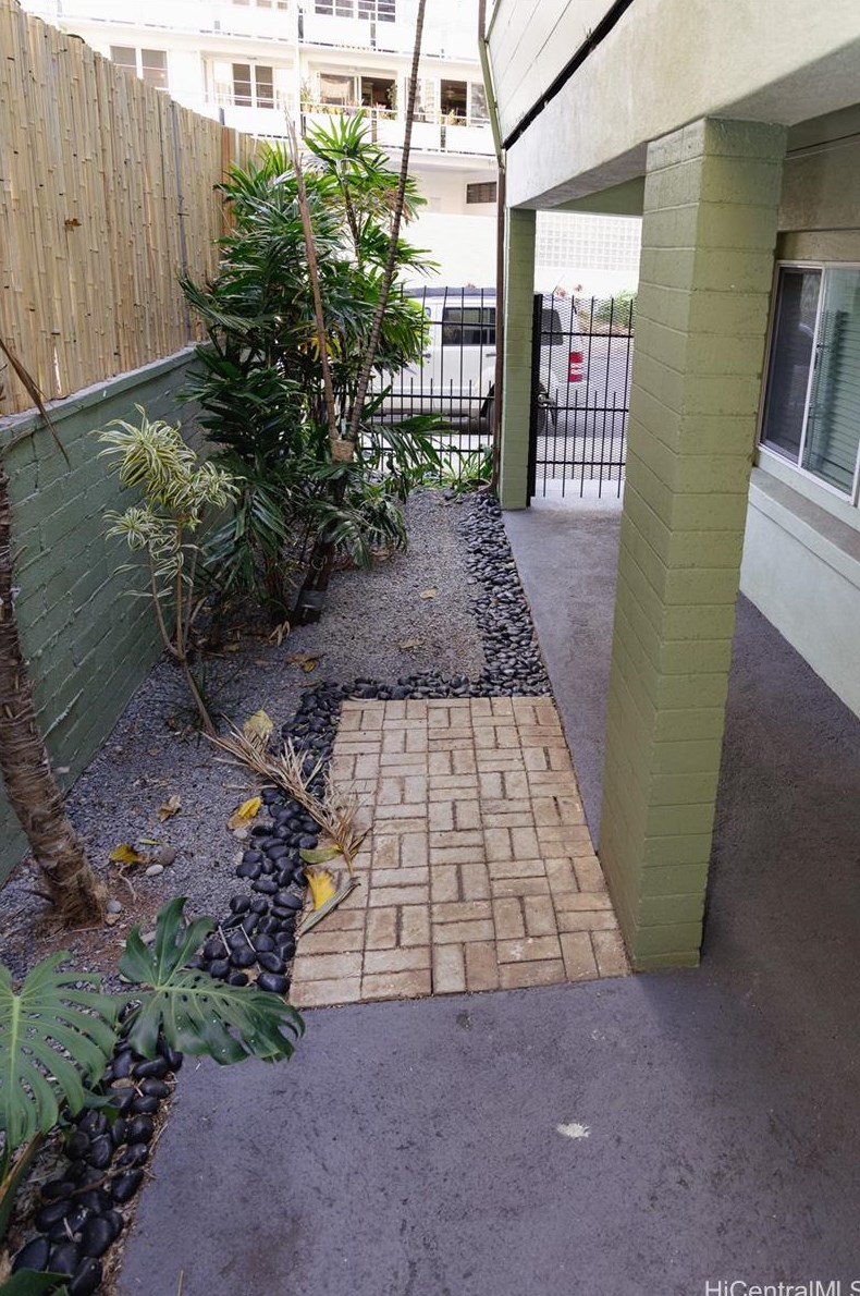 448 Kaiolu St, Honolulu HI 96815-2296 exterior