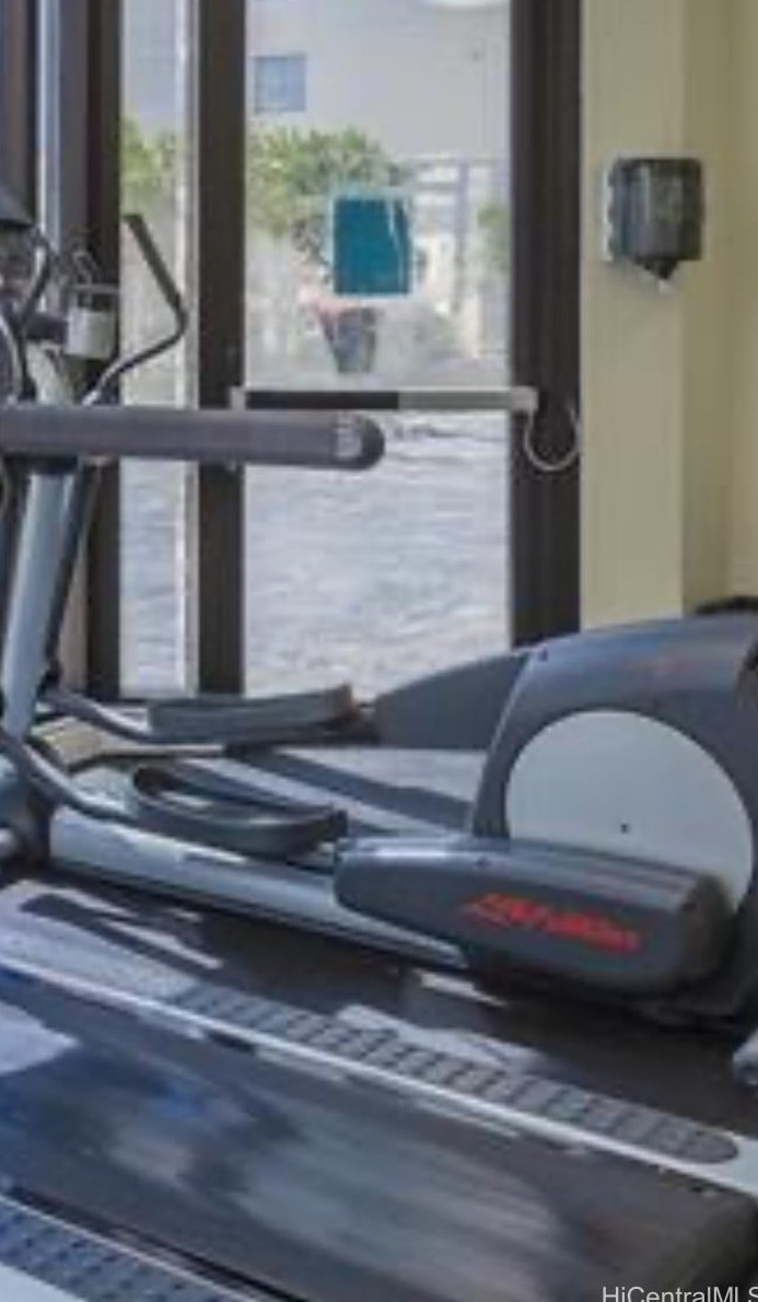 445 Seaside Ave, Honolulu HI  96815-2640 exterior