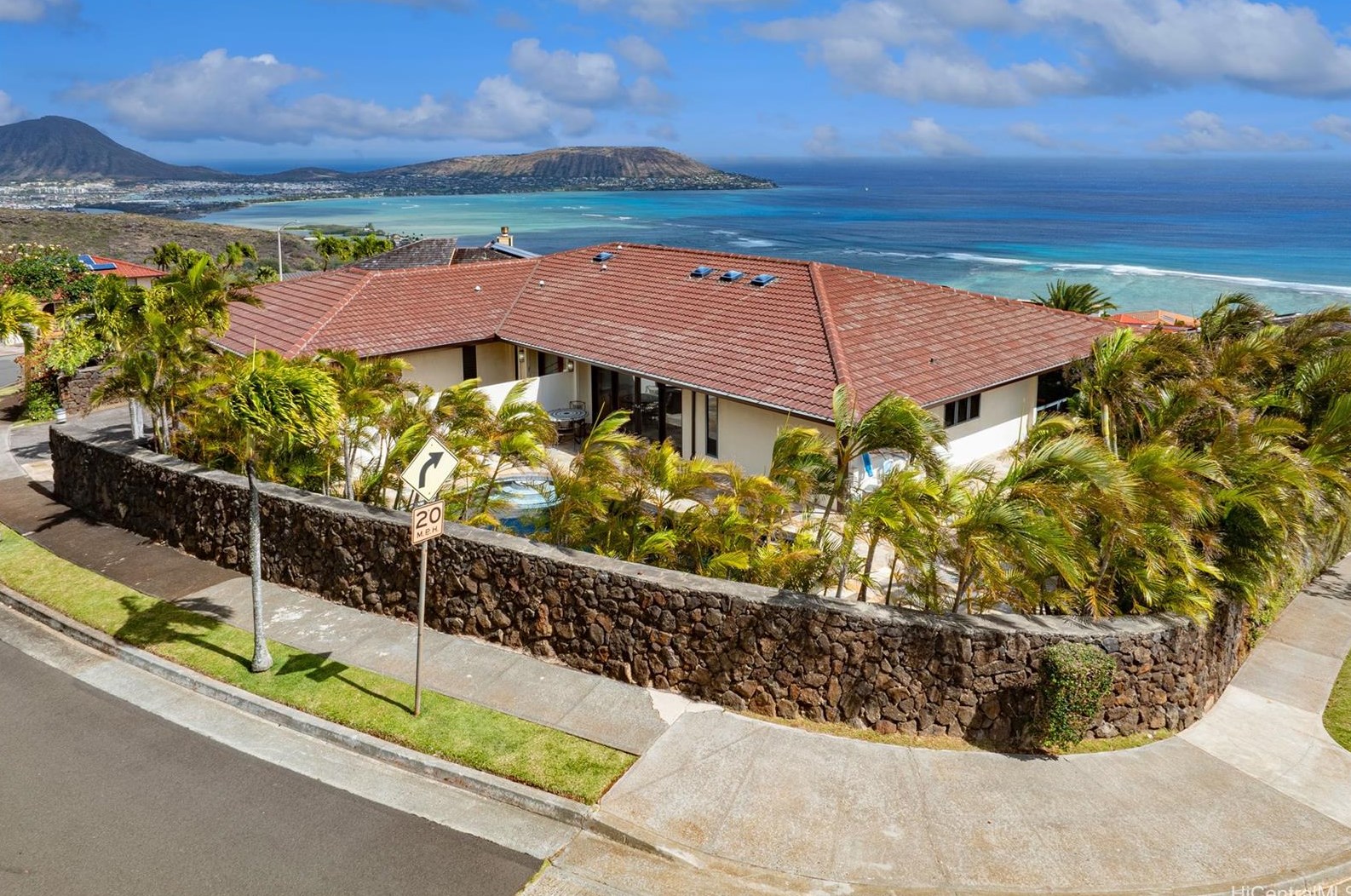 572 Maono Loop, Honolulu HI  96821-2527 exterior