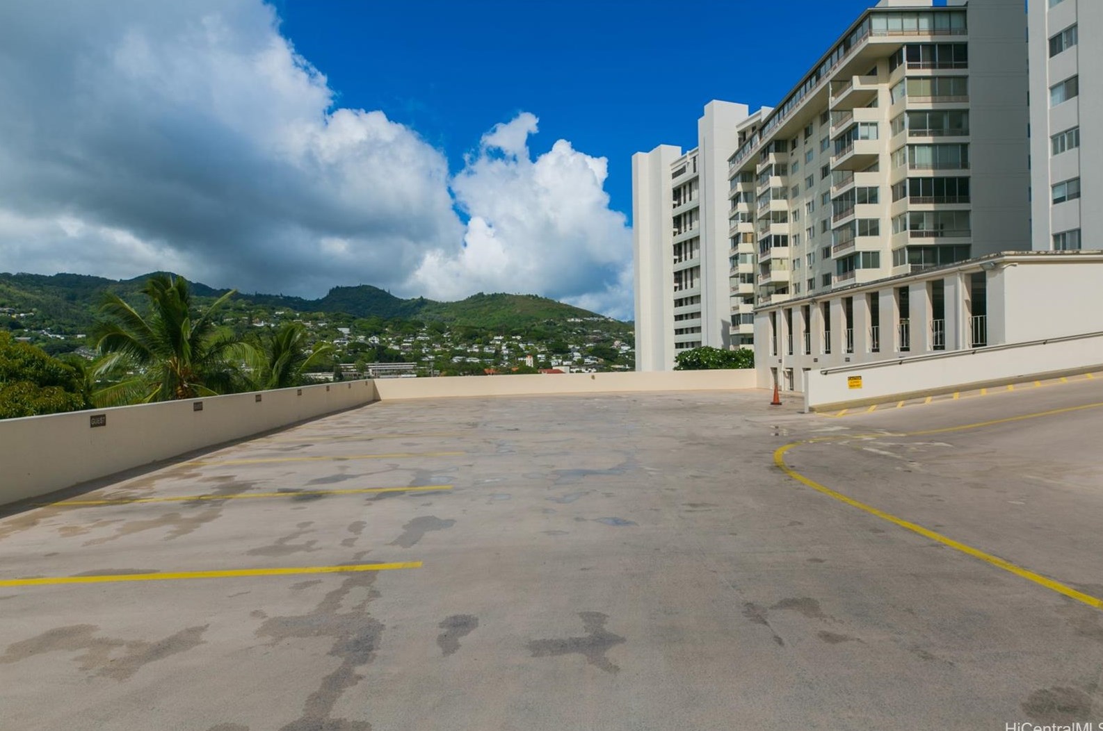 999 Wilder Ave, Honolulu HI  96822-2683 exterior