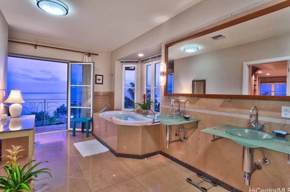 552 Moaniala St, Honolulu HI  96821-2569 exterior